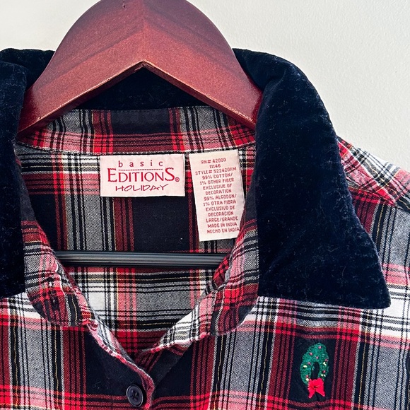 Red plaid Christmas wreath button up shirt. - Picture 3 of 5